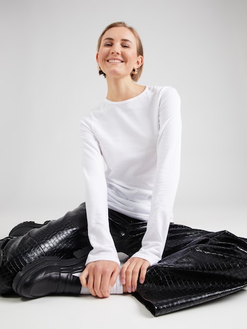 T-shirt 'Debbie' WEEKDAY en blanc : devant
