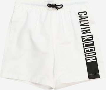 Calvin Klein Swimwear Uimashortsit 'Intense Power' värissä valkoinen: edessä