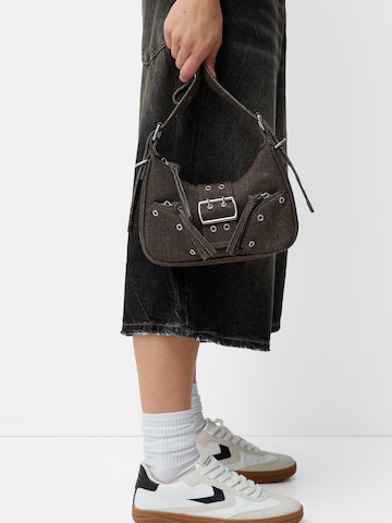 Bershka Schultertasche in Braun