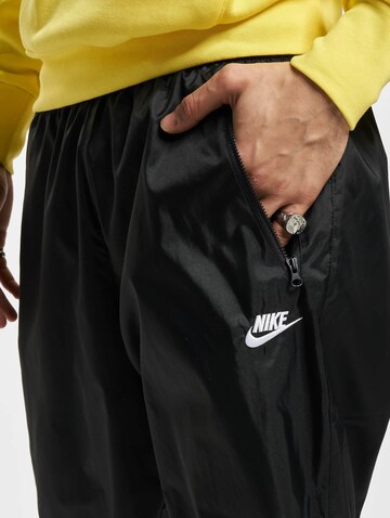 Effilé Pantalon de sport NIKE en noir