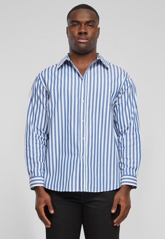 Coupe regular Chemise Urban Classics en bleu : devant