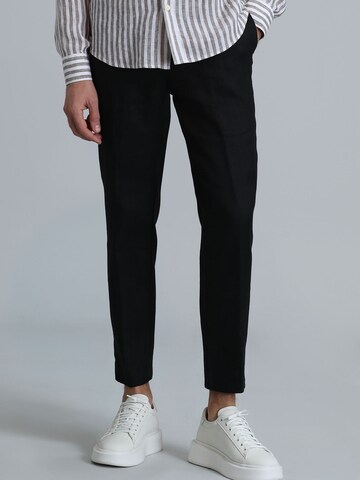 Coupe slim Pantalon chino 'Karl' Lufian en noir : devant