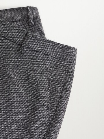 Skinny Pantaloni chino di MANGO in grigio