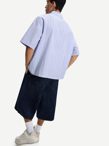 Comfort fit Camicia di Bershka in bianco
