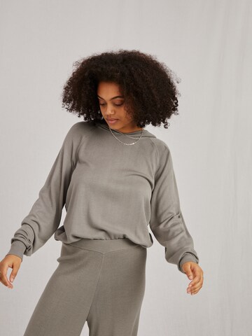 Pull-over 'Rana' A LOT LESS en gris : devant