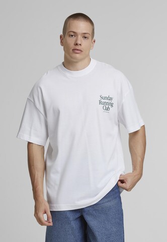 Another Cotton Lab Shirt 'Sunday Running Club' in White: front