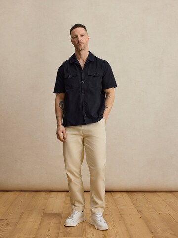 DAN FOX APPAREL Comfort Fit Риза 'Nelson' в черно