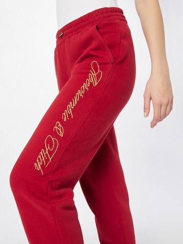 Abercrombie & Fitch Zúžený Kalhoty – červená