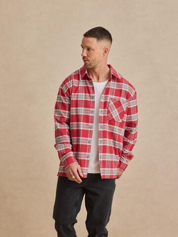 DAN FOX APPAREL - Regular Fit Camisa 'Lasse' em vermelho: frente