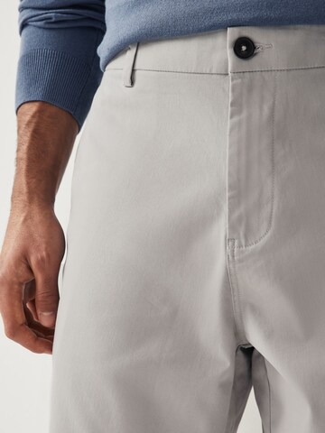 regular Pantaloni chino di Next in grigio