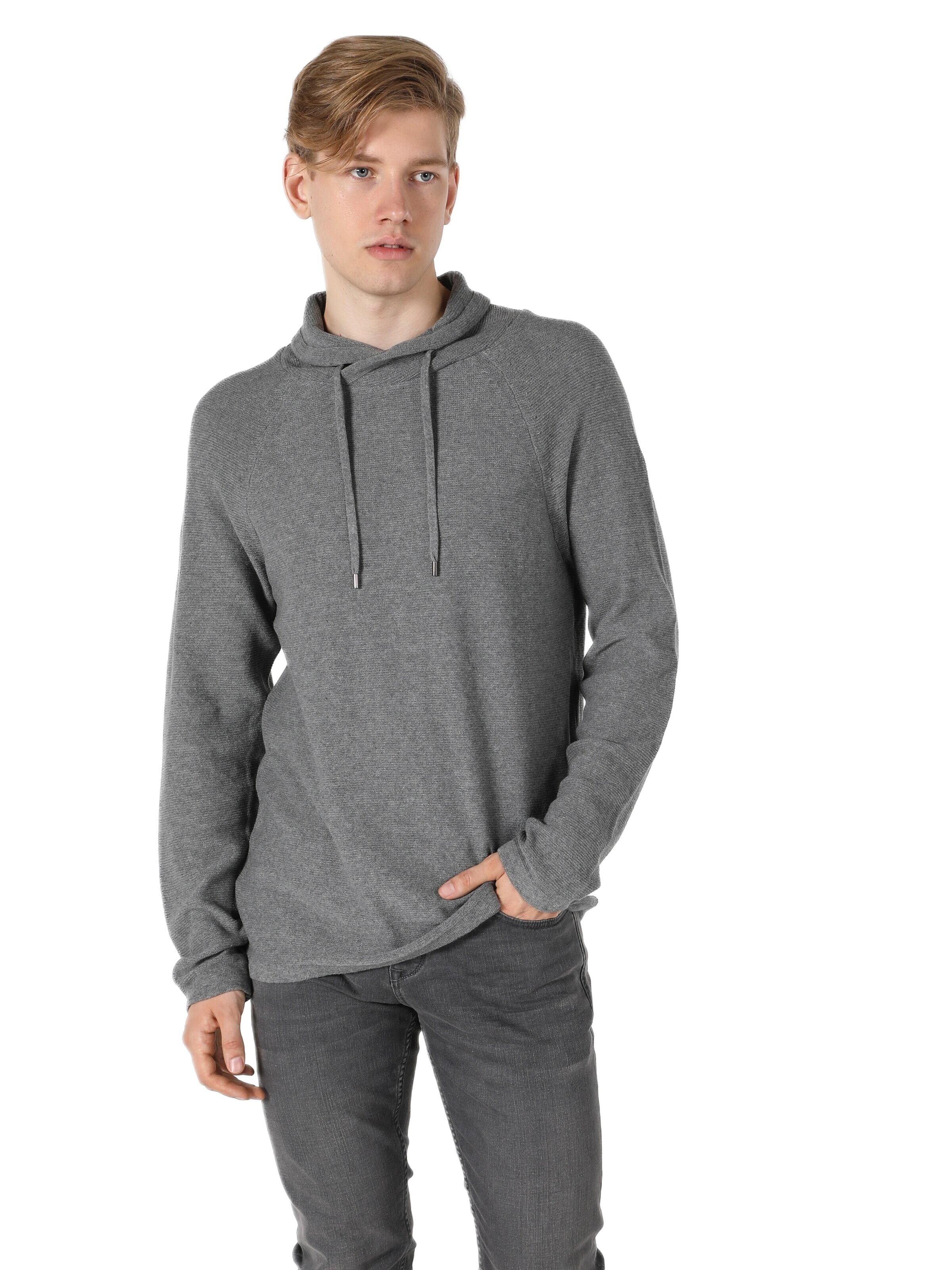 Colin's Pullover in Grau: Vorderseite