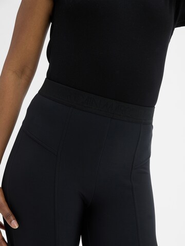 Coupe slim Pantalon à plis 'Sofia' Marc Cain en noir