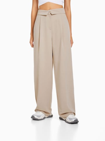 Bershka Wide leg Pleat-Front Pants in Beige: front