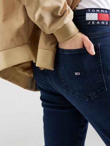 Tommy Jeans Curve Расклешенный Джинсы 'Sylvia' в Синий