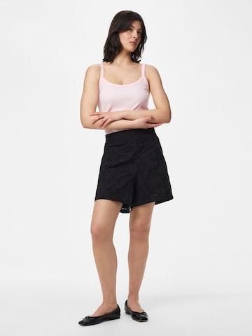 regular Pantaloni di PIECES in nero: frontale