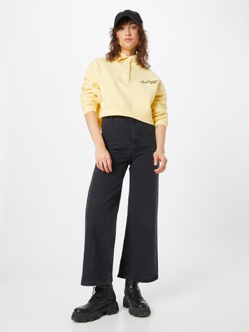 LEVI'S ® Sweatshirt 'Graphic Cropped Stevie' in Yellow