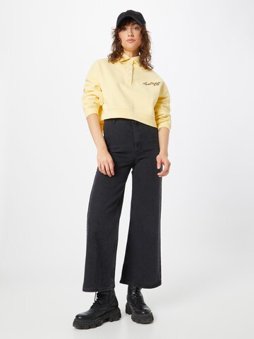 Sweat-shirt 'Graphic Cropped Stevie' LEVI'S ® en jaune