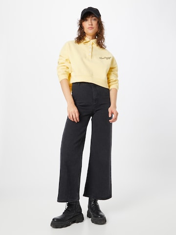 Felpa 'Graphic Cropped Stevie' di LEVI'S ® in giallo