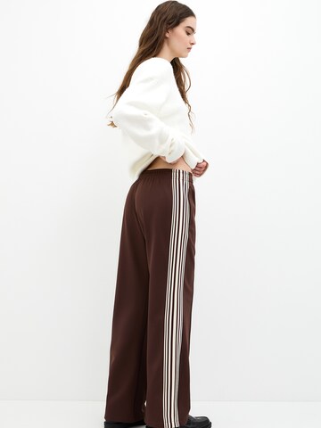 Loosefit Pantalon Pull&Bear en marron