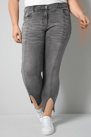 Sara Lindholm Regular Jeans in Grey: front