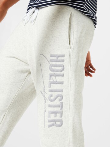 HOLLISTER Tapered Byxa i grå