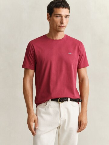 T-Shirt GANT en rouge : devant