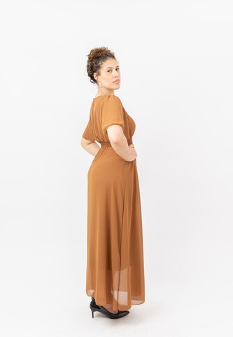 Abito di Elara in marrone