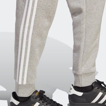 ADIDAS ORIGINALS - Slimfit Pantalón 'Adicolor Classics' en gris