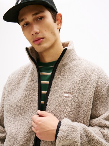 Tommy Jeans Between-Season Jacket in Grey