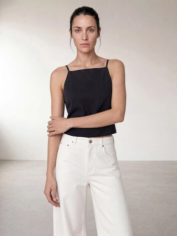 ARMIE Top 'The Emma Cropped Square Neck Top' in Zwart