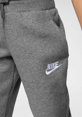 Nike Sportswear Tapered Housut värissä harmaa