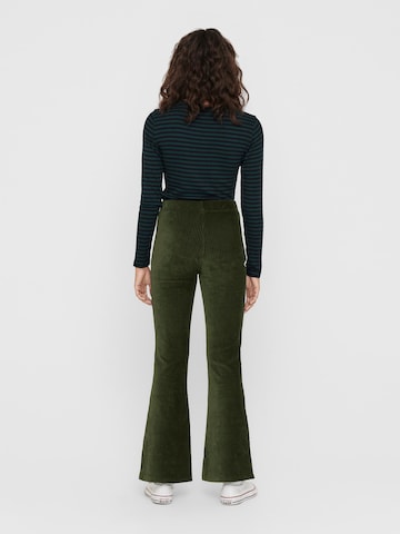 Evazați Pantaloni 'Fenja' de la ONLY pe verde