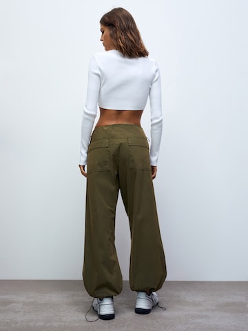 Pull&Bear Loose fit Trousers in Green