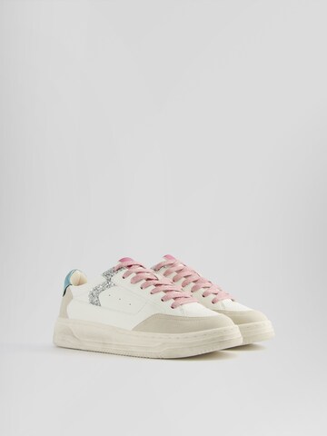 Bershka Sneakers low i hvit