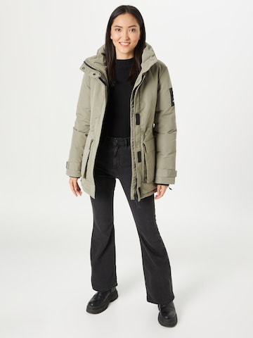 Parka de iarnă 'Everest' de la Superdry pe verde