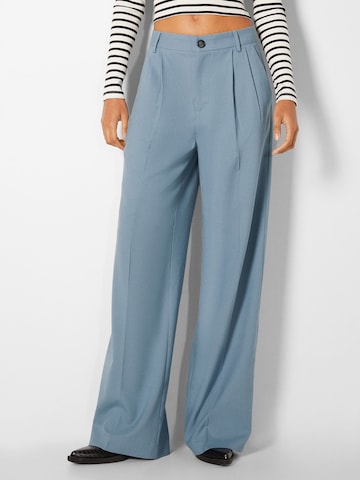 Bershka Loose fit Pleat-Front Pants in Blue: front