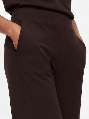 Regular Pantalon Marie Lund en marron