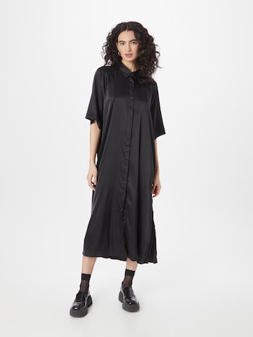 Robe-chemise Monki en noir : devant