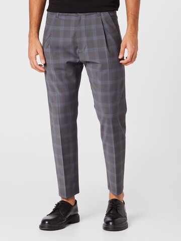 DRYKORN - Tapered Pantalón plisado 'CHASY' en gris: frente
