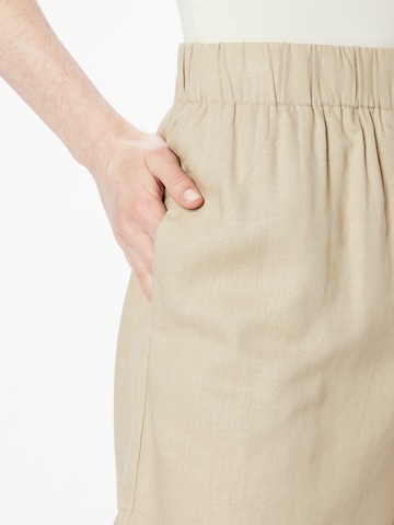 modström Lużny krój Spodnie 'Darrel' w kolorze beżowy