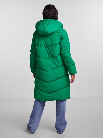 PIECES Зимно палто 'Jamilla' в зелено