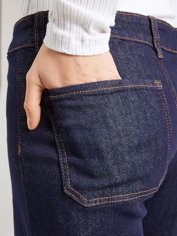 ABOUT YOU Zvonové kalhoty Džíny 'Maira' – modrá