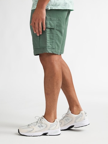 Petrol Industries - regular Pantalón cargo en verde