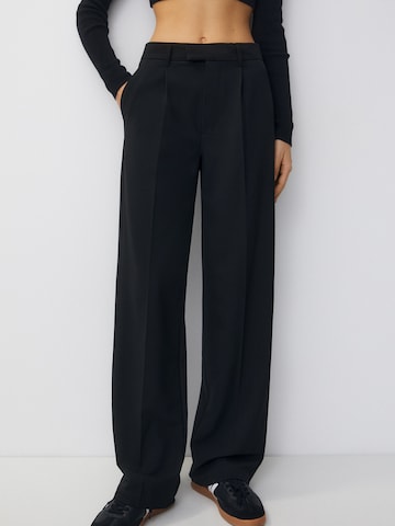 Pull&Bear Loosefit Plissert bukse i svart: forside