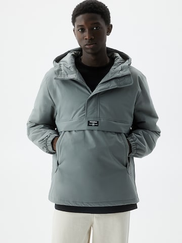 Pull&Bear Winter jacket in Grey: front