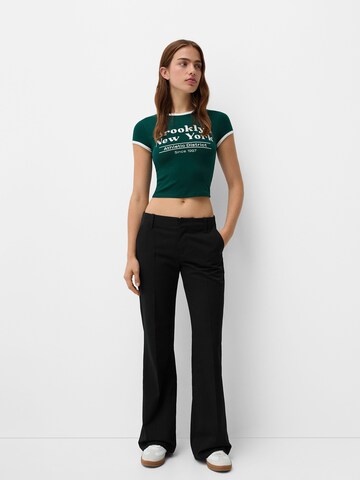 Flared Pantaloni con piega frontale di Bershka in nero