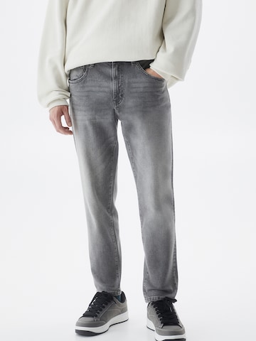 Pull&Bear Regular Jeans in Grey: front