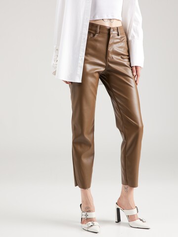 Coupe slim Pantalon 'EMILY' ONLY en marron : devant