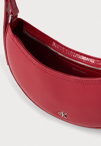 Calvin Klein Τσάντα ώμου 'FESTIVE' σε κόκκινο: κορυφή