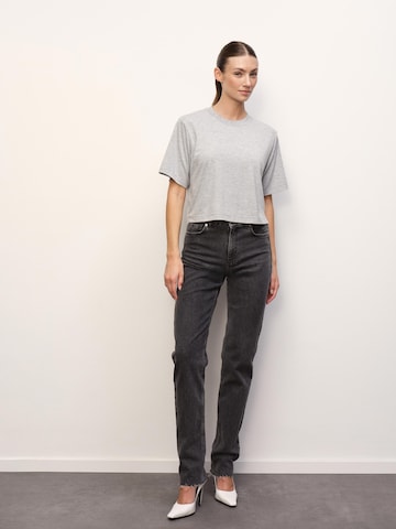 RÆRE by Lorena Rae Футболка в Серый